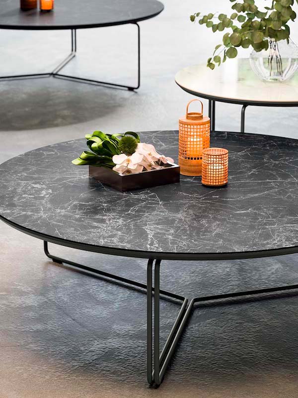 Table basse design, élégante, pratique et personnalisée, résistante pour vos collaborateurs et visiteurs_8