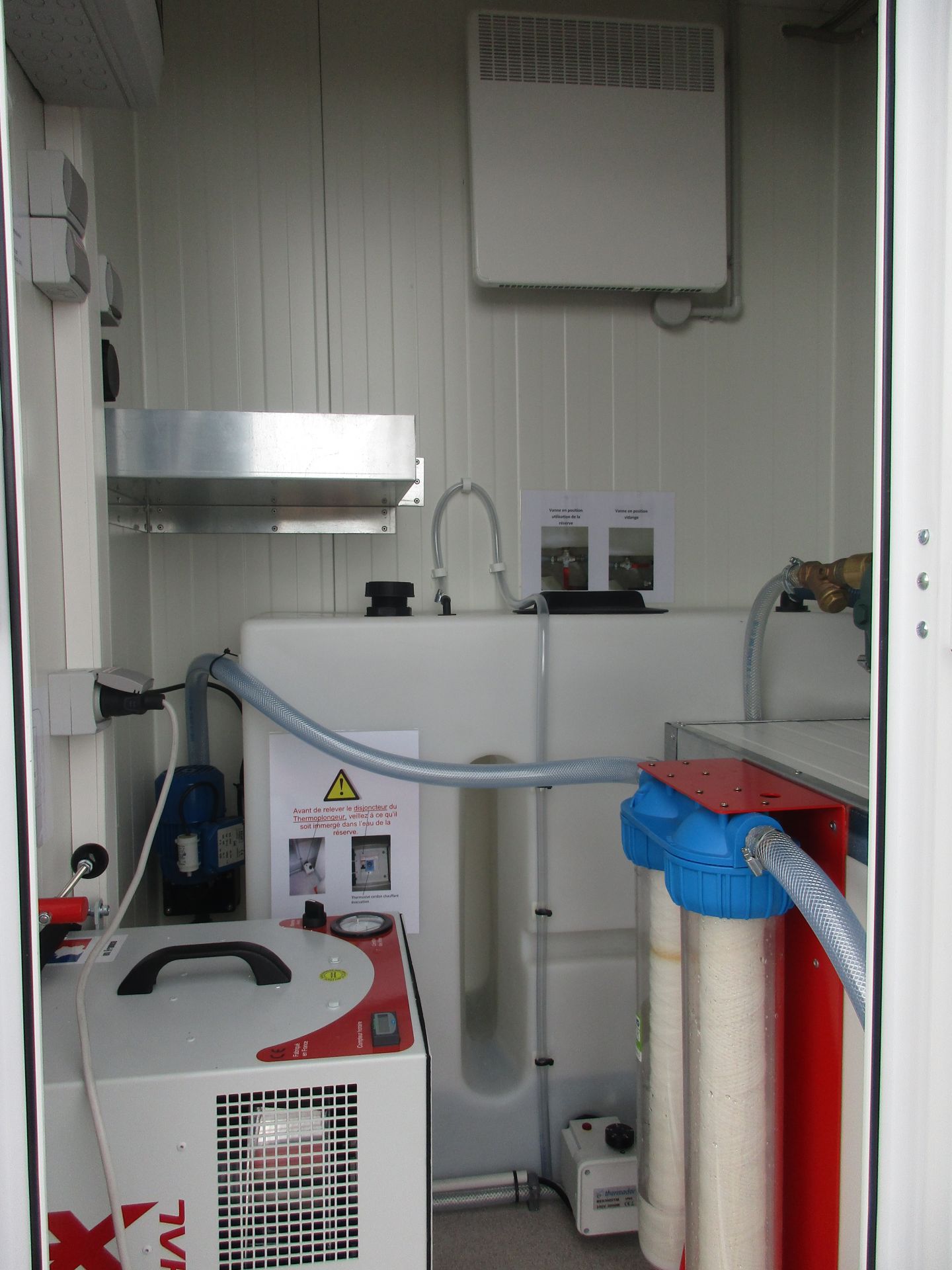 Unité mobile avec SAS propre et douche de décontamination intégrée