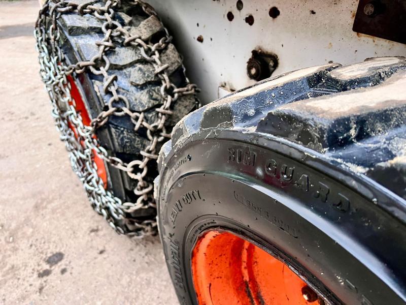 Bobcat 643 Mini-chargeur avec balayeuse et godet_8