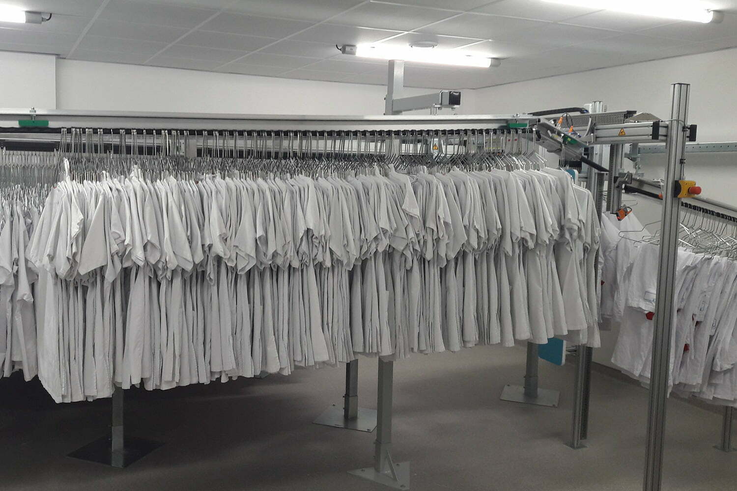 Distributeur automatique de vêtements professionnels sur cintres - mode personnalisé ou banalisé - 24h/24 et 7j/7 - LINER_8