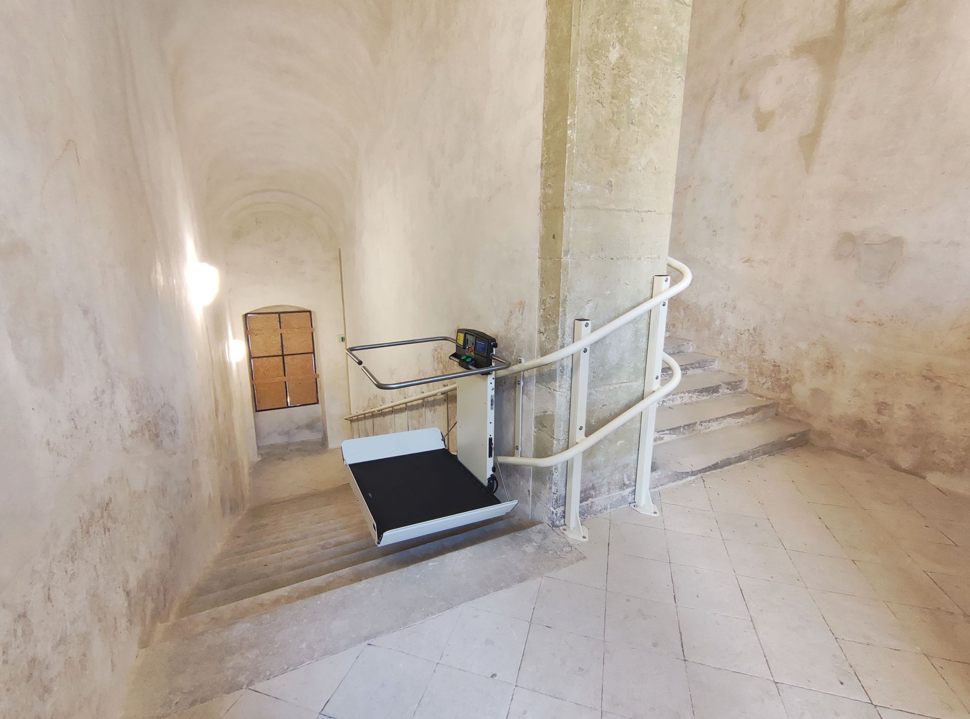 Plateforme élévatrice monte-escaliers courbe multi-étages pour accès PMR - Garaventa Lift Artira_8