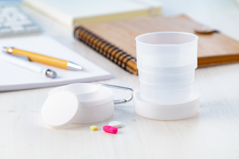 Mug pliable en plastique - avec pilulier et mousqueton - 220 ml - couleur blanc_8