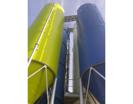 Silo sur pieds avec échelle en aluminium pour accès sécurisé