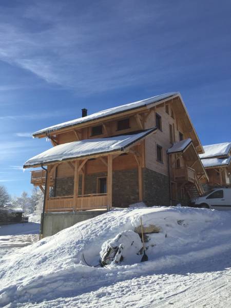 Toitures de montagne aspect traditionnel - GERARD®, METROTILE® et DECRA® - résistantes aux températures extrêmes et aux chocs_8