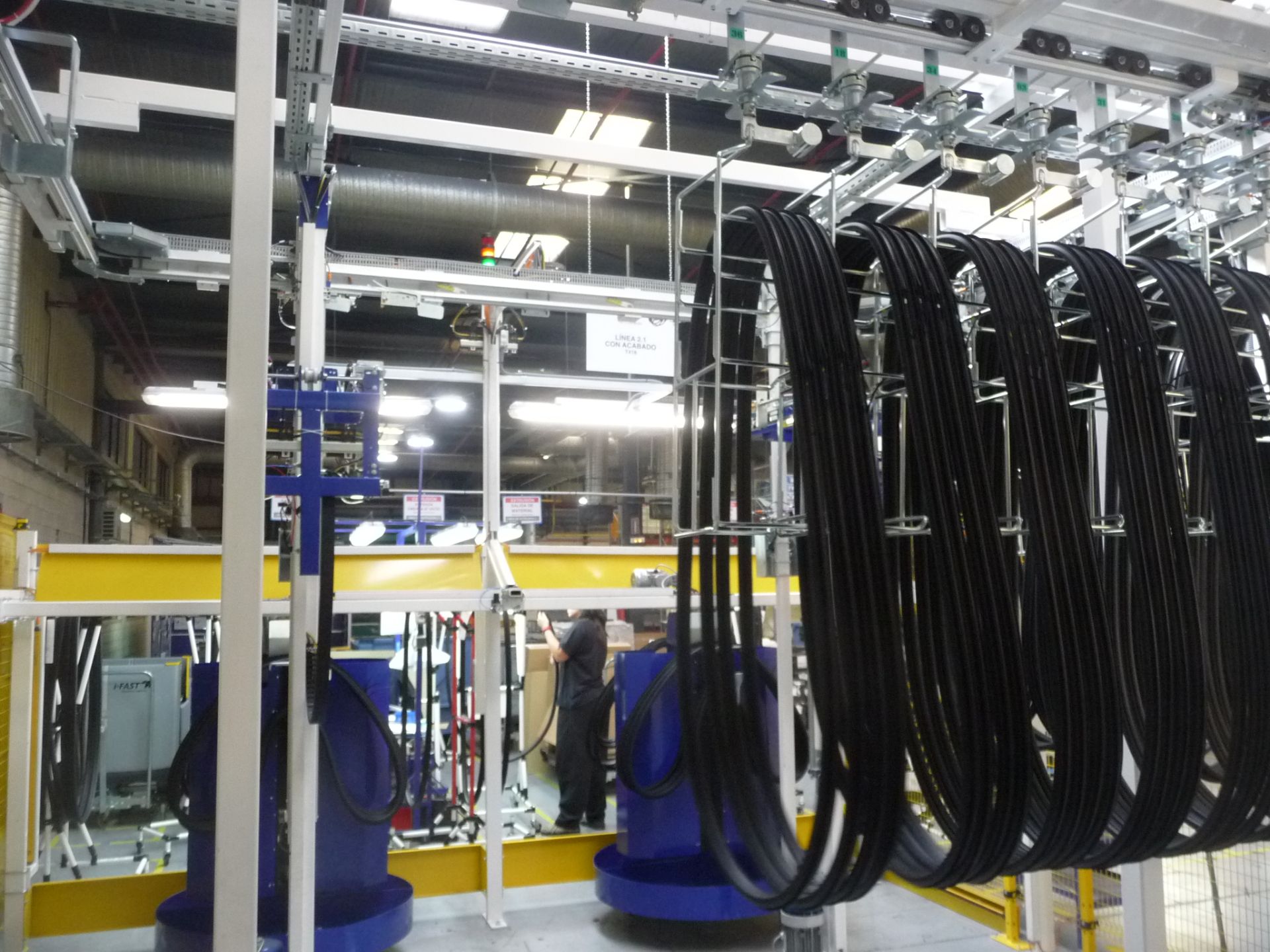 Convoyeur aérien birail à chaîne motorisé pour l?accumulation de charges - BOREAL_8