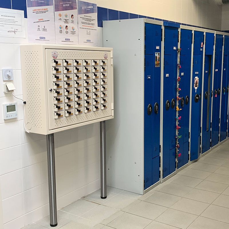 Armoire de recharge avec 48 casiers individuels et une seule prise électrique