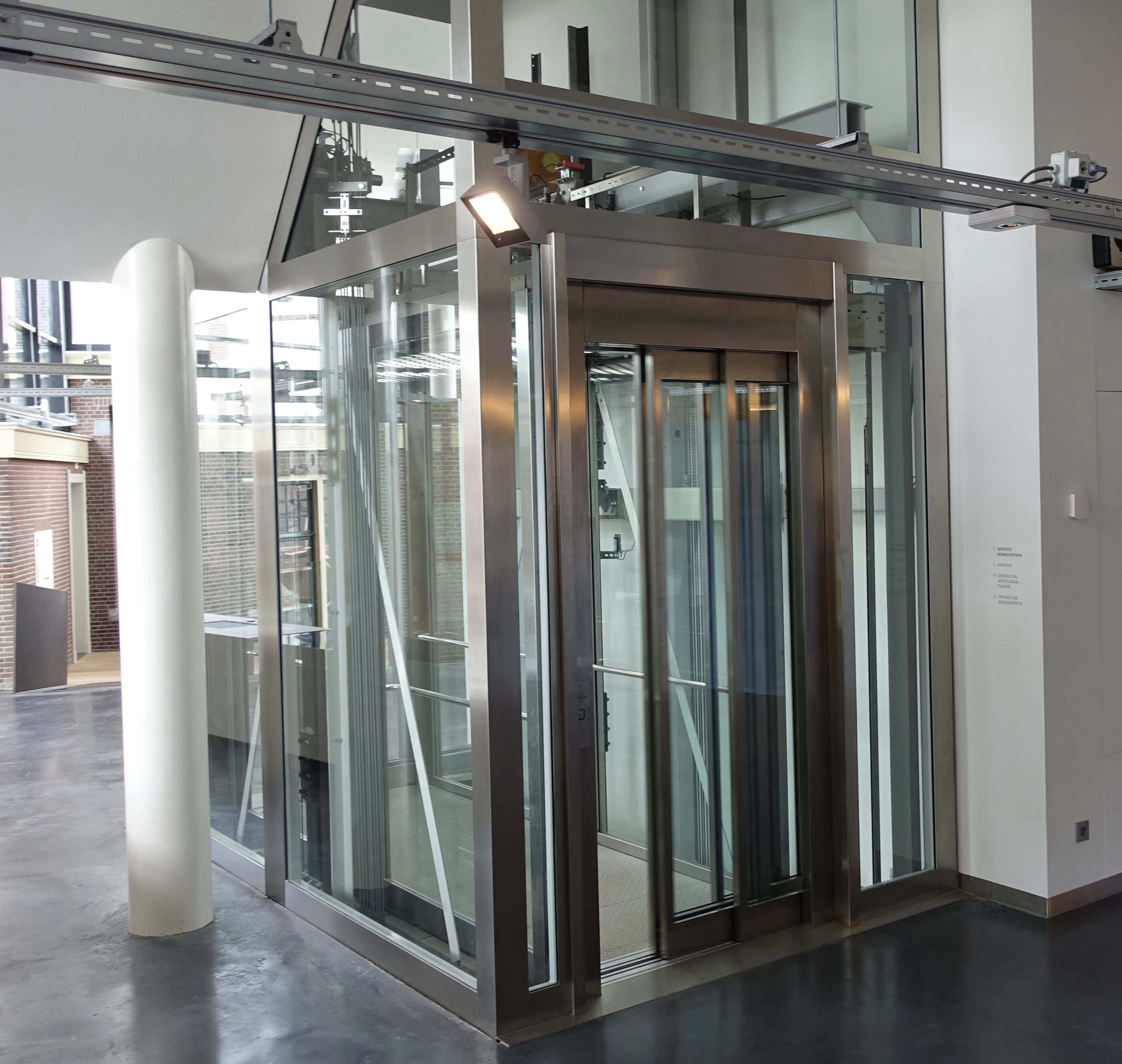 Élévateur vertical électrique à usage multiple