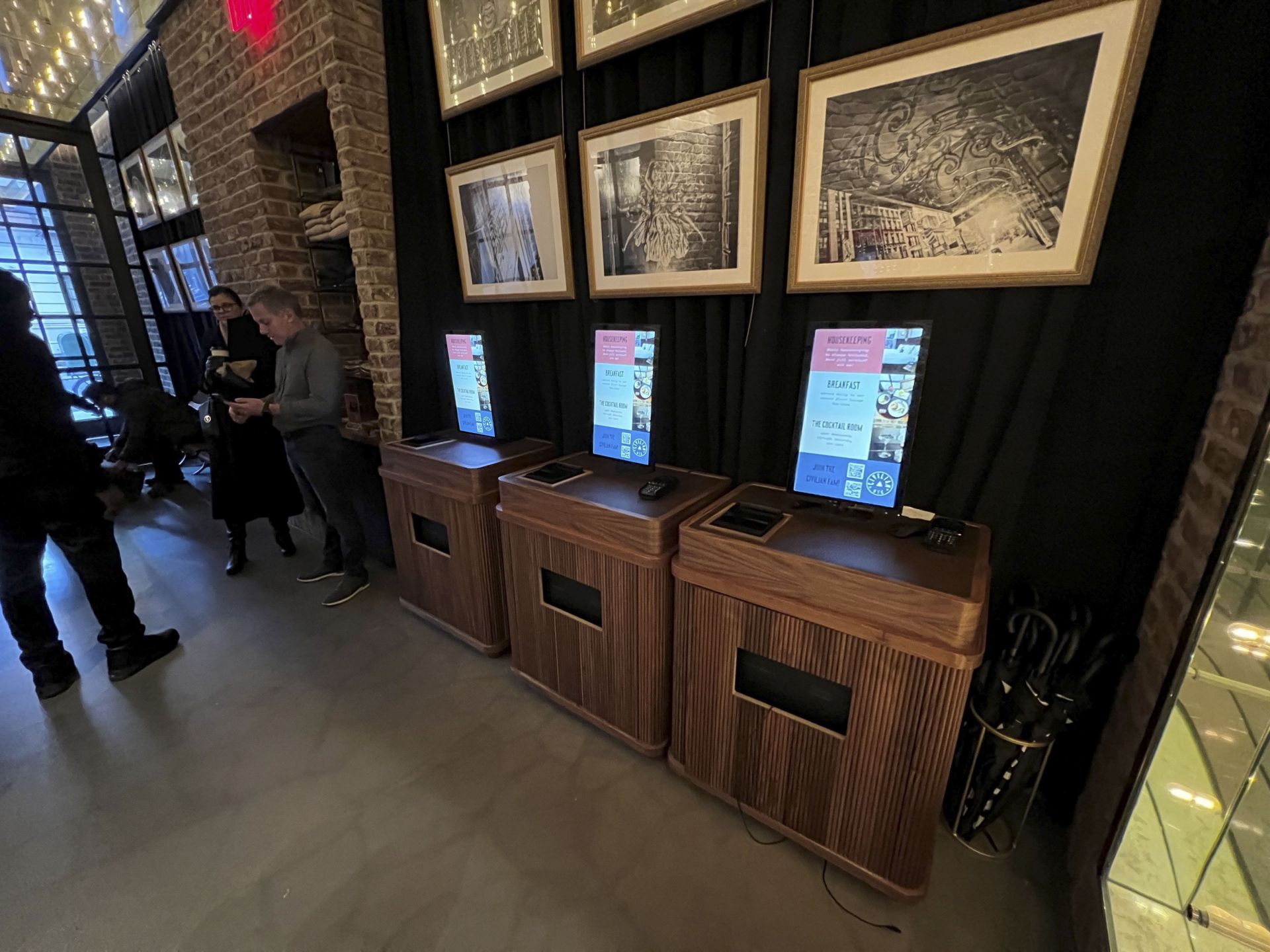 Borne intérieure encastrable d?enregistrement/check-in pour hôtel ? Libre-service et personnalisable_8