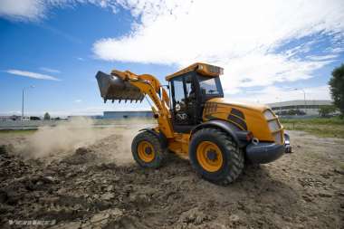 Chargeuse avec une transmission réduisant les nuisances sonores