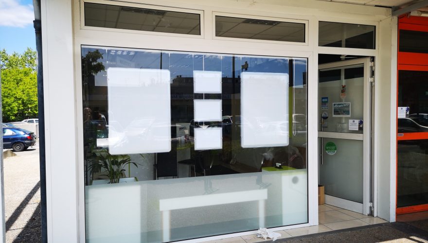 Porte-affiches personnalisables et durables - Matériaux résistants et adaptés à tous les budgets_8