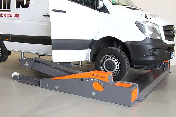 Pont élévateur industriel avec revêtement en poudre orange et gris