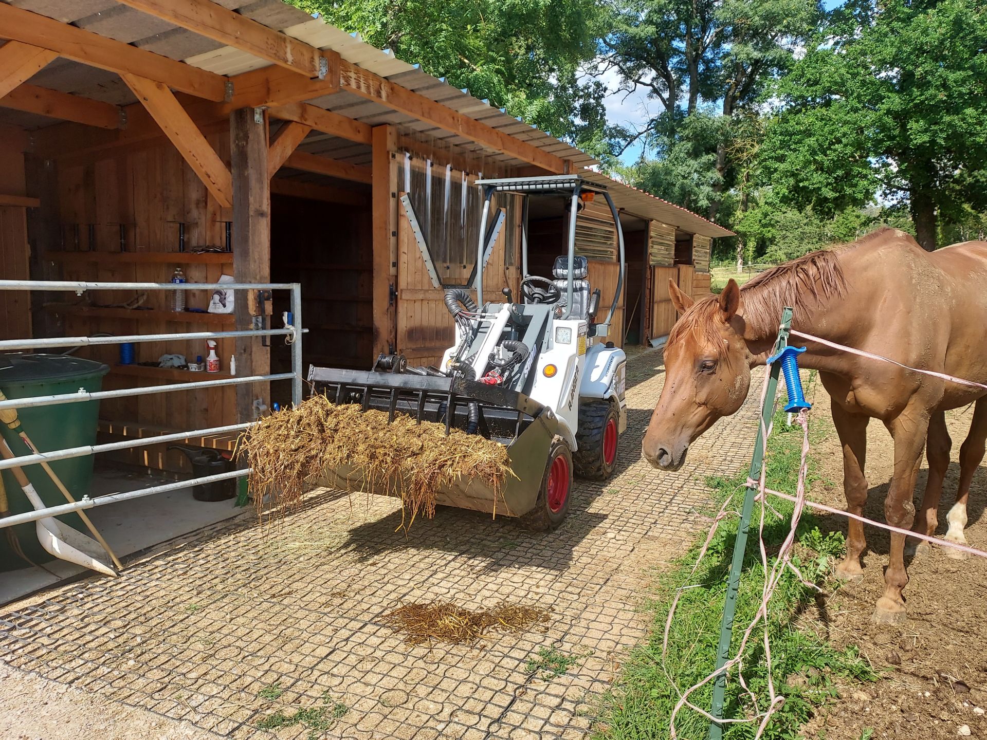Mini chargeuse équipée de phares de travail LED