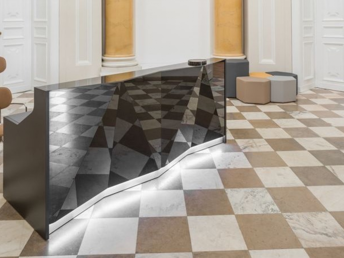 Banque d'accueil verre et lumière aux lignes épurées - ALPA_8