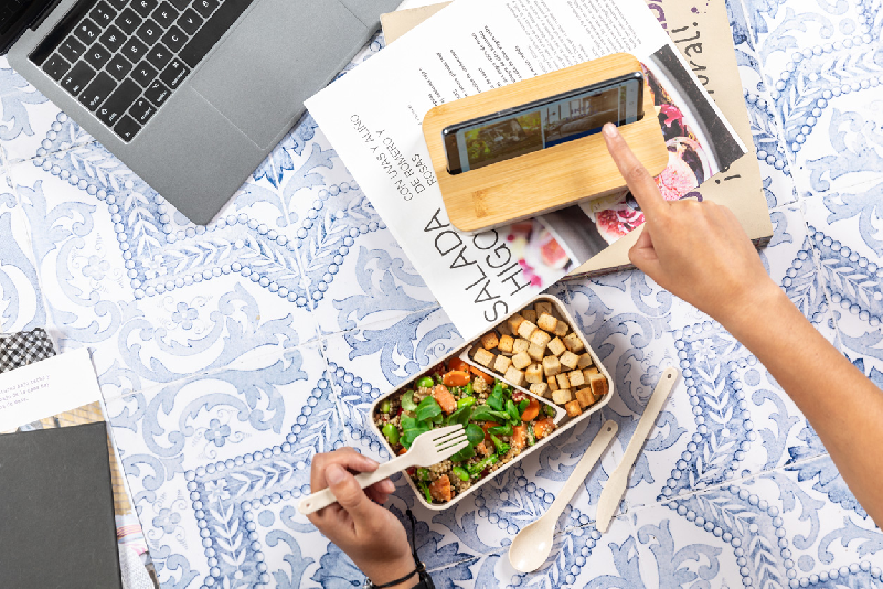 Lunch box en plastique PP - couvercle en bambou avec support téléphone - 2 compartiments de 700 ml avec couverts inclus_8