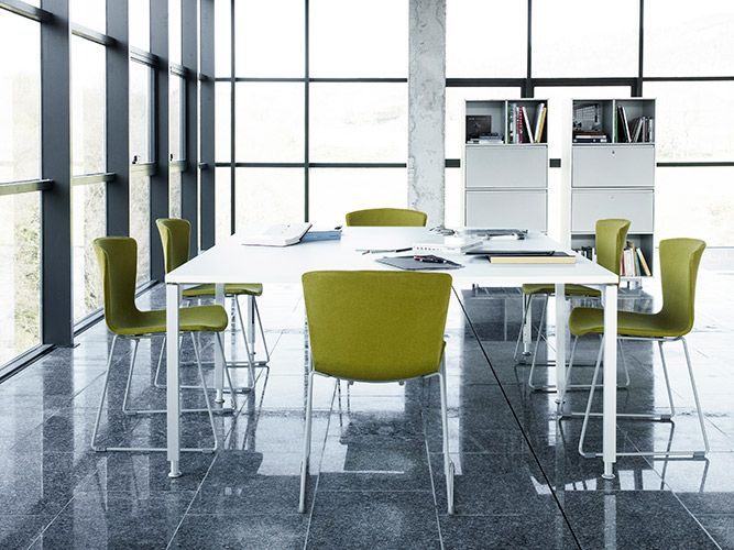 Chaise empilable SLAM - Polypro, bois ou tapissée - Design intemporel et accessoires fonctionnels_8