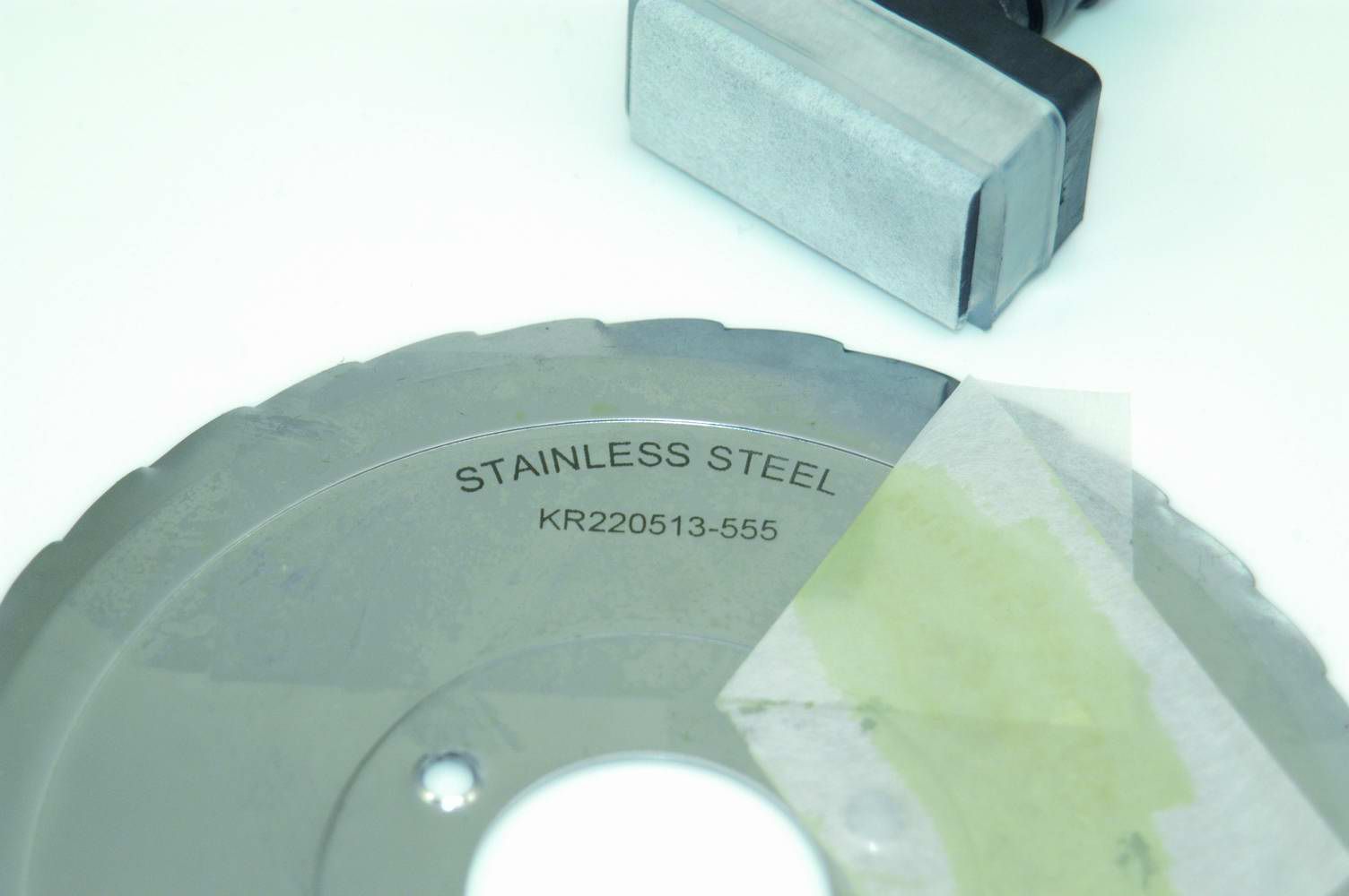 Marquage sur métal avec réaction chimique et courant électrique