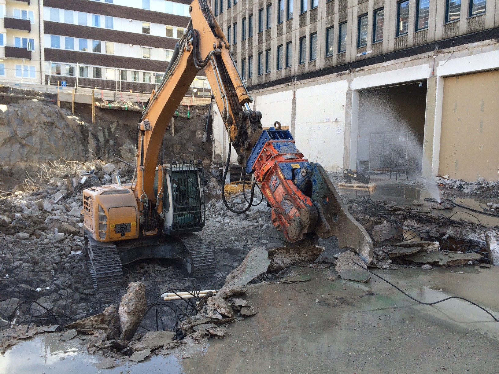 Outil de démolition pour pelles avec système booster intégré