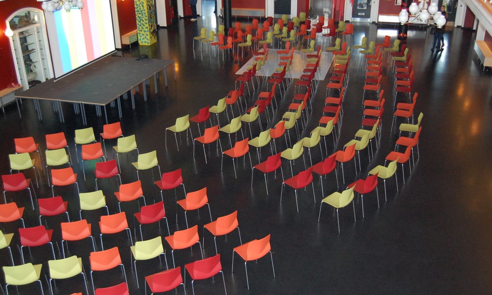 Chaise empilable avec dossier flexible, forme organique et patins en téflon - Four®Sure 44_8