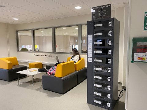 Station de charge multi-appareils Classic Wall Lite - 10 casiers sécurisés avec câbles trident et prises électriques_8