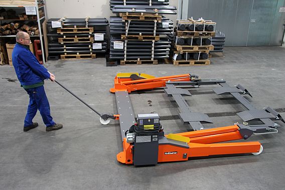 Pont élévateur mobile FA-TORO - 2,75 t / 2,3 m - électro-hydraulique, rampes d'accès et bras télescopiques_8