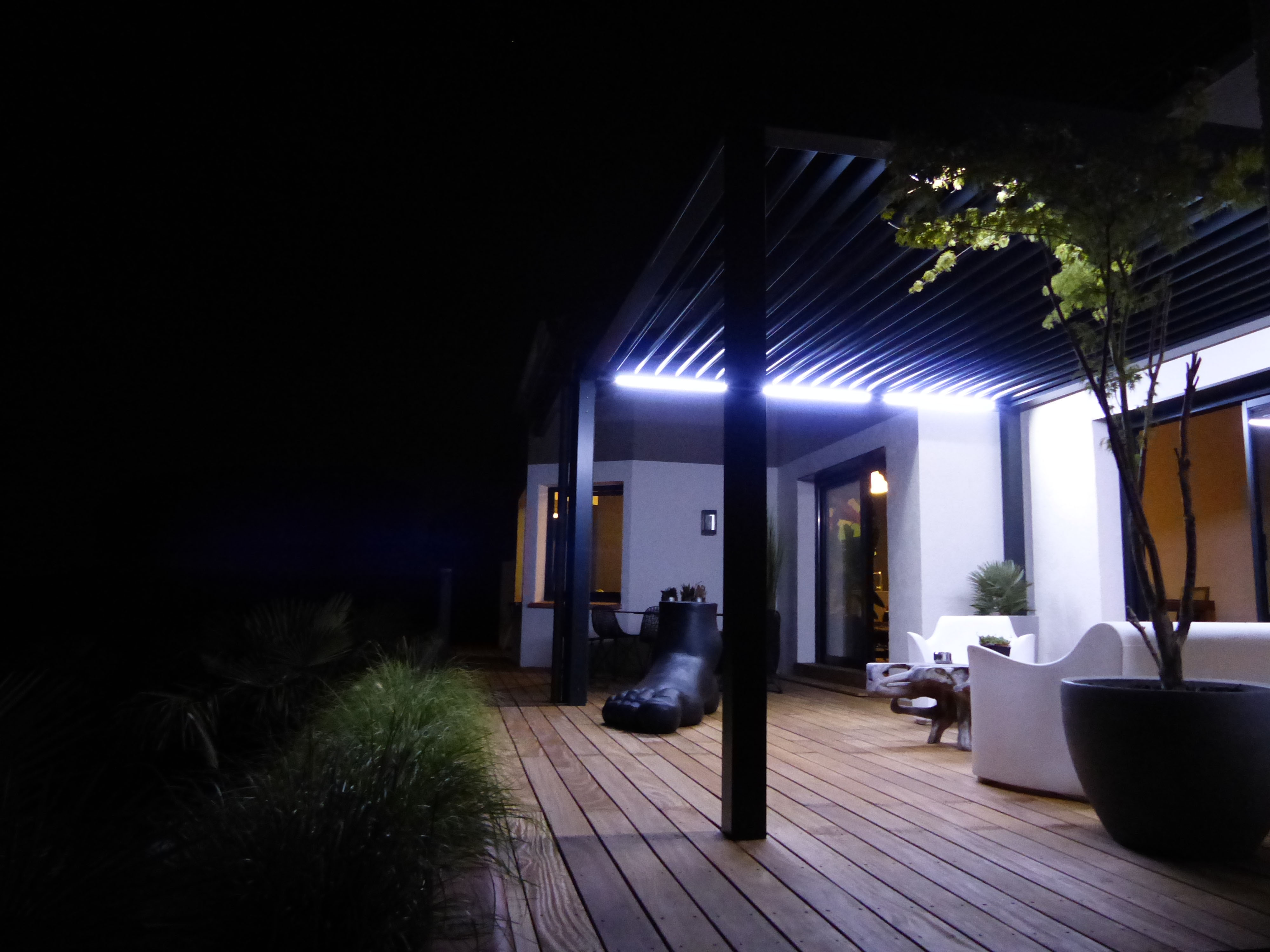 Pergola moderne avec brise-vue et rideaux de verre