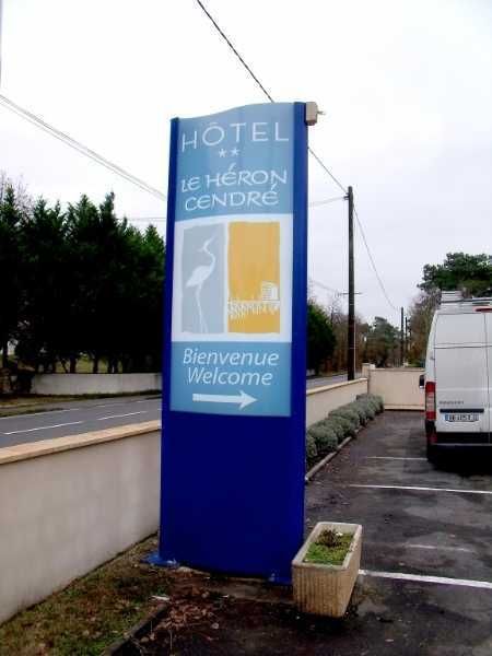 Totem d'intérieur ou d'extérieur sur mesure, idéal pour les boutiques - OUEST ENSEIGNES_8