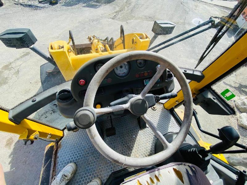 KOMATSU tractopelle wb70 (net de tva)_8