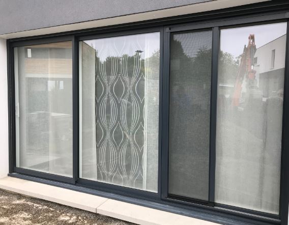 Moustiquaire enroulable avec caisson en aluminium