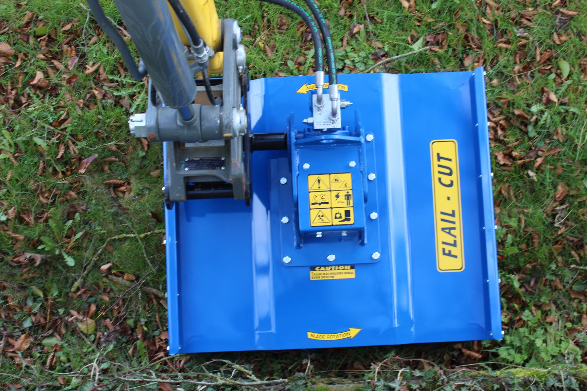 Gyrobroyeur robuste avec lames de 10 mm d'épaisseur