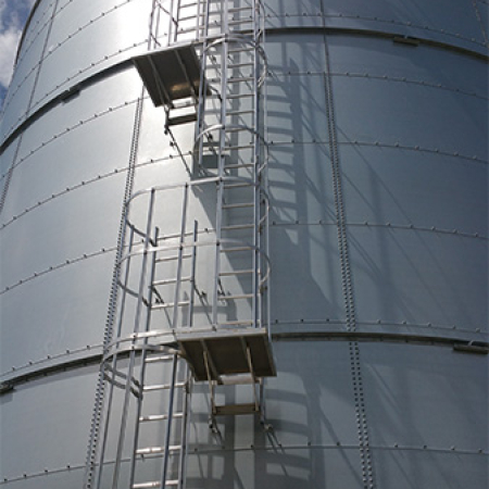 Réservoir anti-incendie avec équipements supplémentaires personnalisables