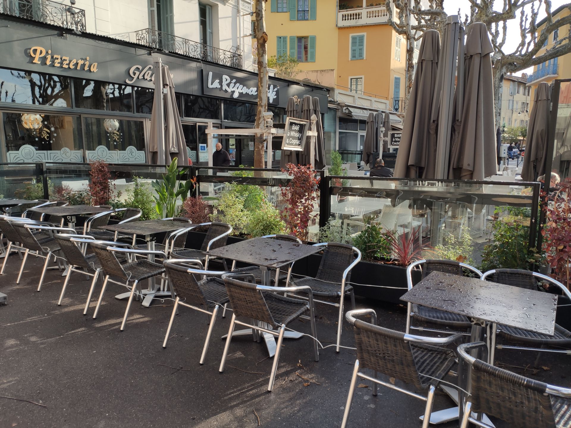 Paravent extérieur sur bac jardinière décoratif