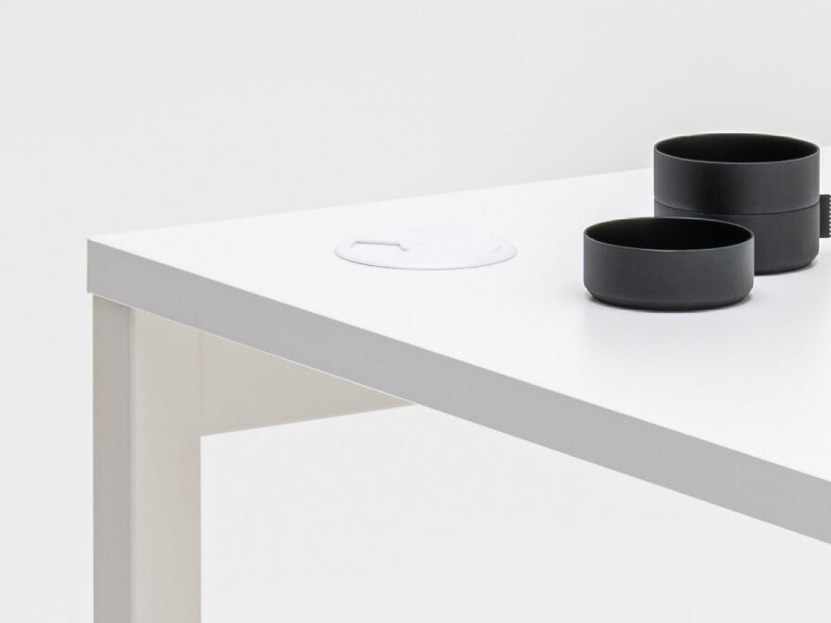 Bureau opératif simple et fonctionnel - OGI T - design élégant et personnalisable avec plateau mélaminé et système de gestion des câbles_8