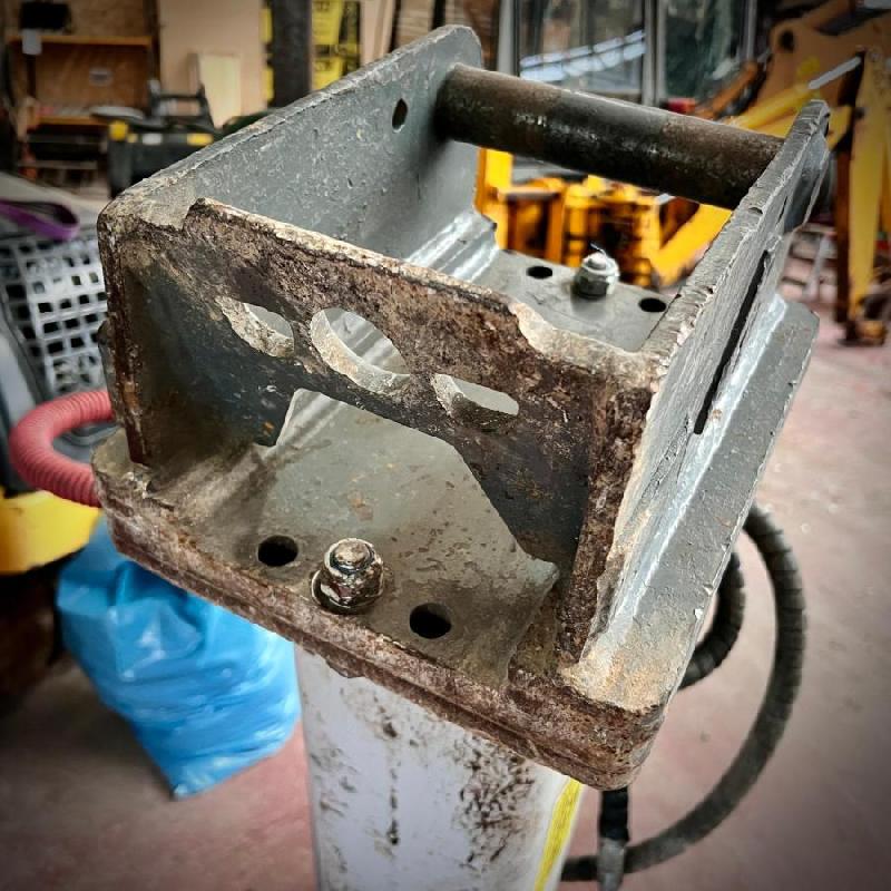 Marteau brise roche hydraulique BRH pour pelle 2 a 4T_8