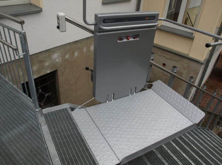 Plateforme monte escalier droit inclinée,  automatisée, plus puissante, plus solide, moins encombrante_8