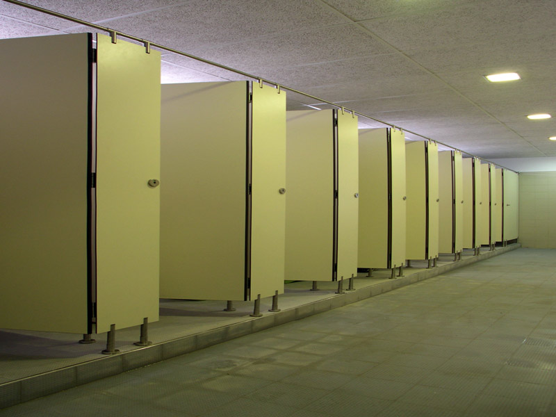 Cabine vestiaire facile à installer dans divers locaux