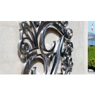 Enseigne en métal haut de gamme avec finition laiton brossé