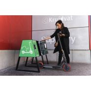 Station multifonction pour trottinettes avec rangement et recharge intégrés