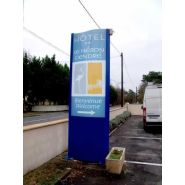 Totem d'intérieur ou d'extérieur sur mesure, idéal pour les boutiques - OUEST ENSEIGNES_8