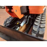 Mini-pelle équipée de deux pompes hydrauliques