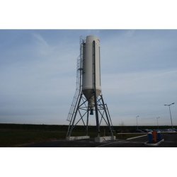 Silo industriel sur pieds écartés - châssis galvanisé à 4 pieds - boulonnerie en acier galvanisé - capacité jusqu'à 200 m3