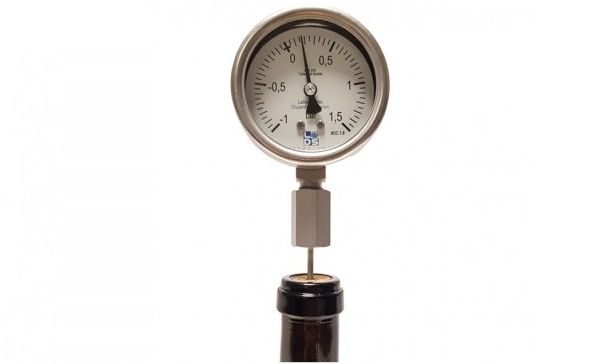 Réducteur de pression incliné, avec manomètre 0–10 bar.