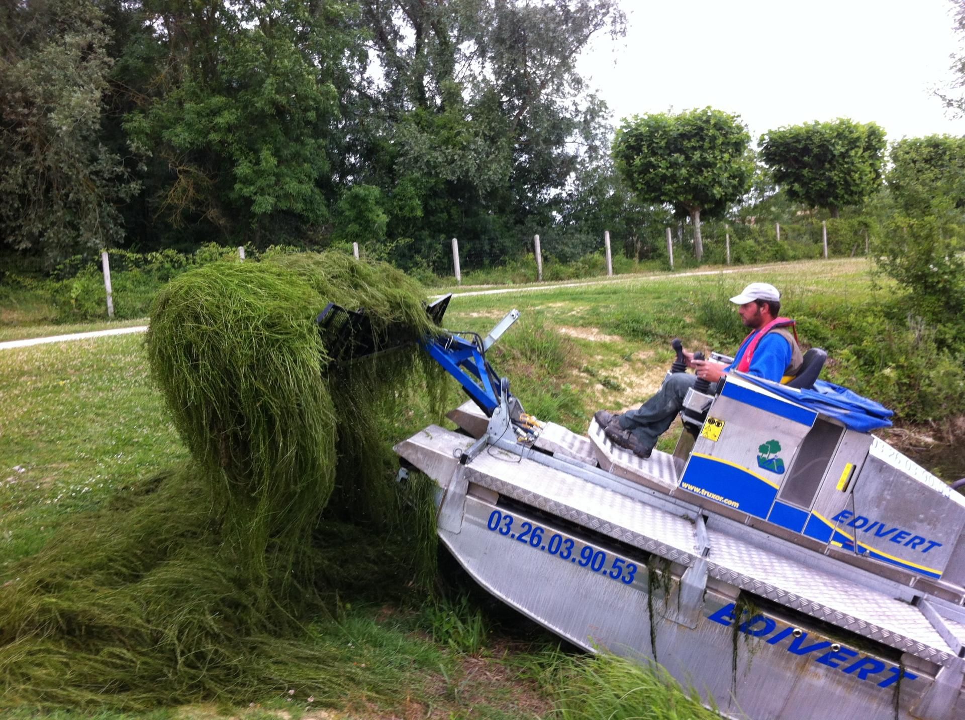 Bateau faucardeur